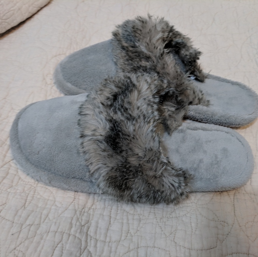 NWT Pottery Barn grey faux fur slippers size M